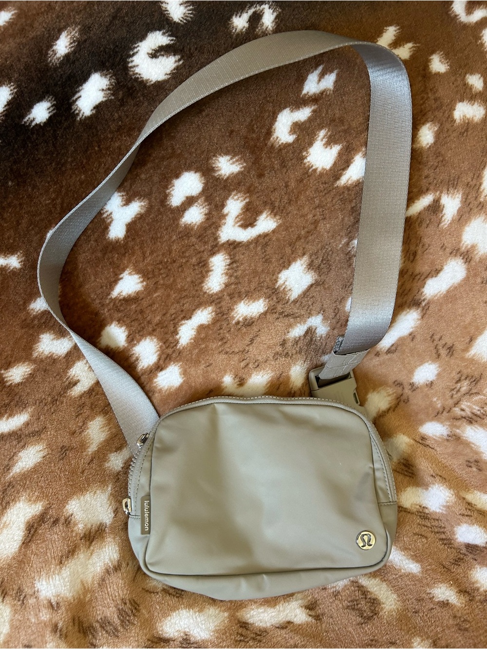 lululemon sage green small crossbody pouch